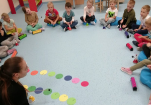 Dzieci grająwg kodu z kolorowych kółeczek